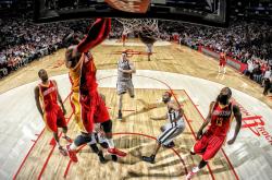 开云官网-米切尔孤星难耀，马刺团队洪流冲垮爵士铁壁