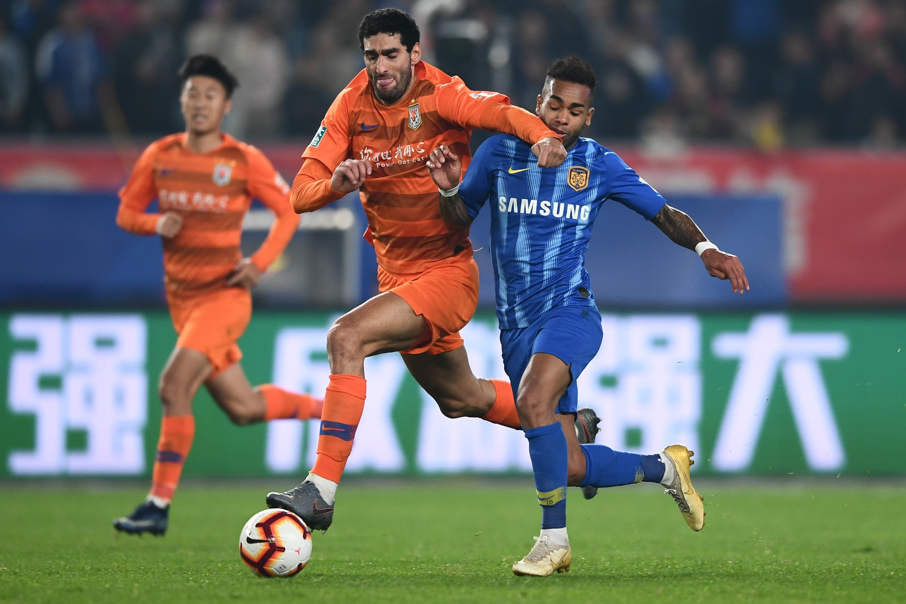 外援球员发挥出色，助球队夺得比赛胜利