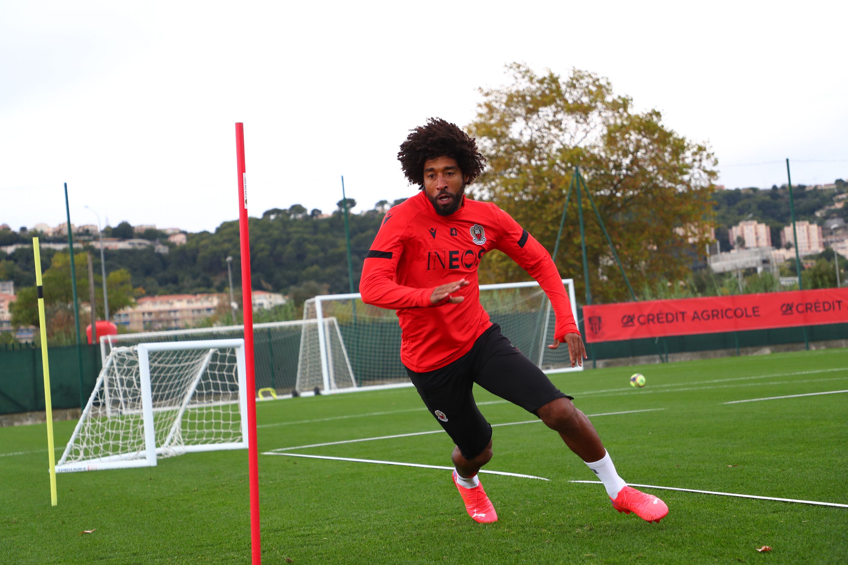 包含尼斯中场因伤无缘出场，球队实力受损的词条