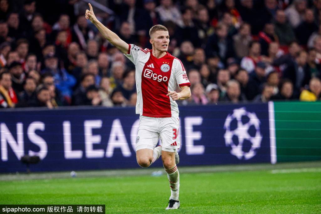 法兰克福队球员拼尽全力，争取每一分的简单介绍