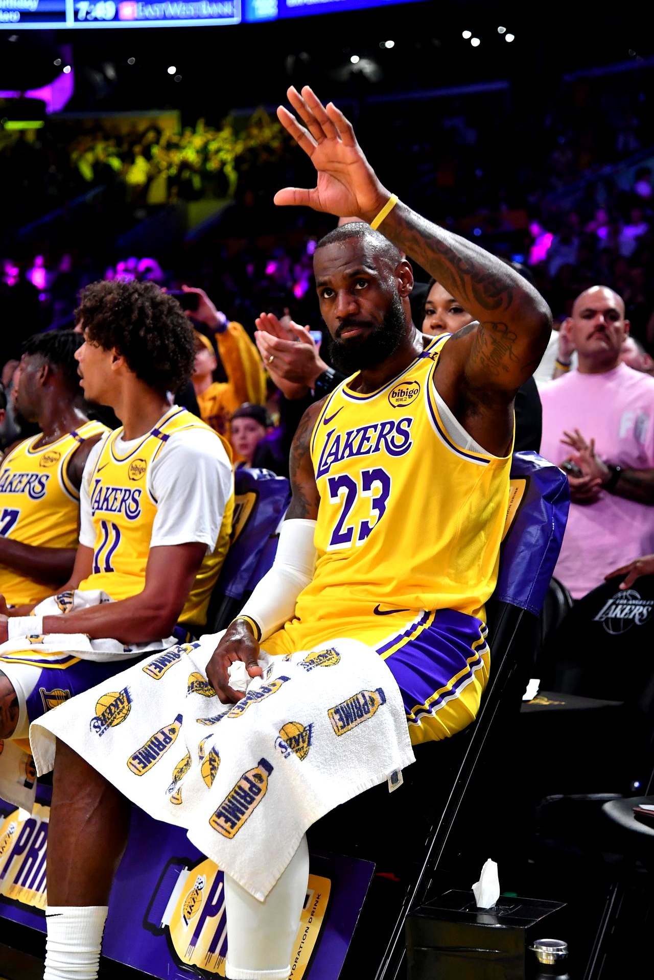 包含湖人逆转快船，詹姆斯末节砍下分助球队夺胜的词条