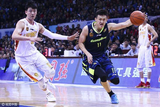 哈尔滨男篮在比赛中连续击败对手，表现强劲