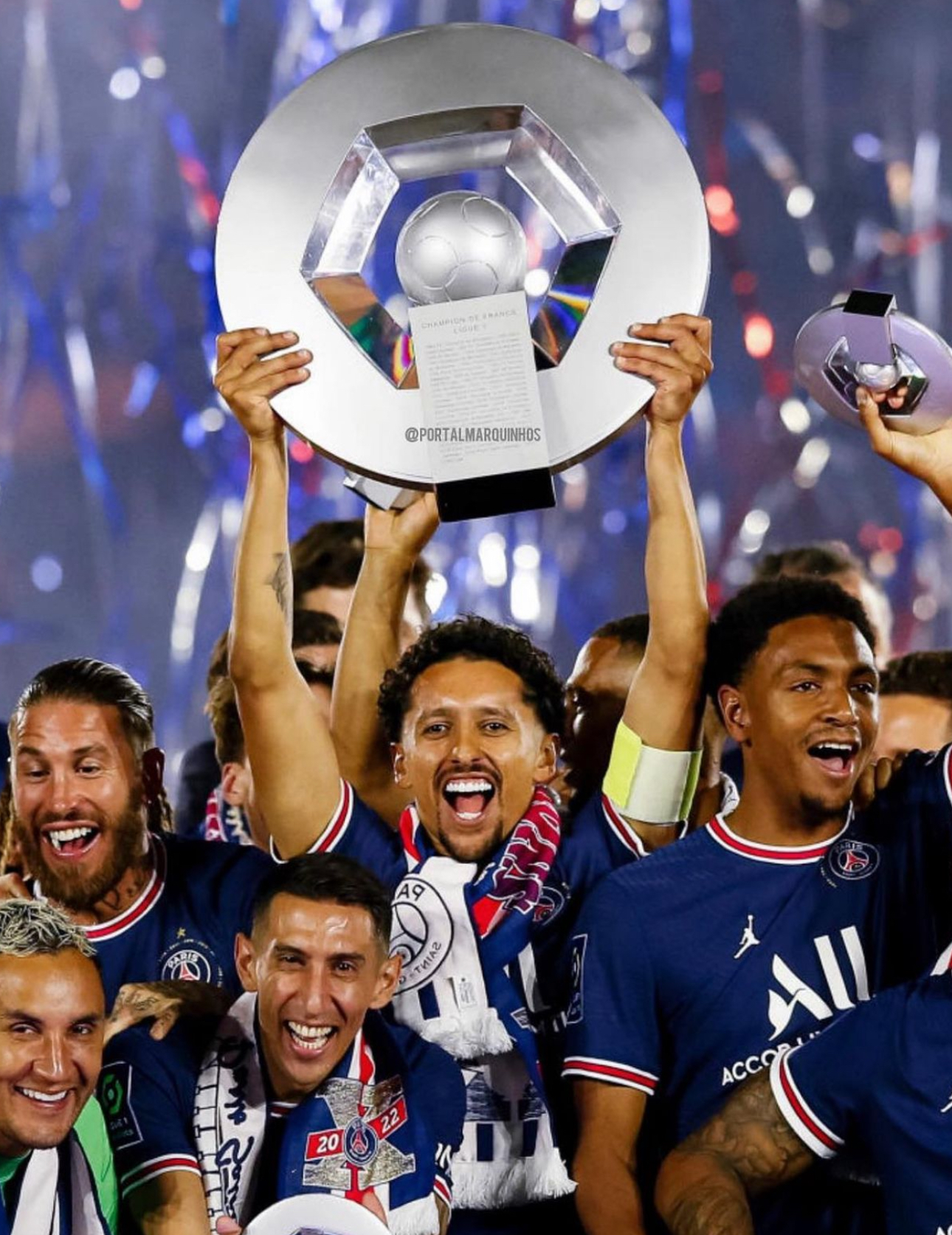 包含阿尔克马尔主场胜阿普利纳科斯，领跑小组的词条