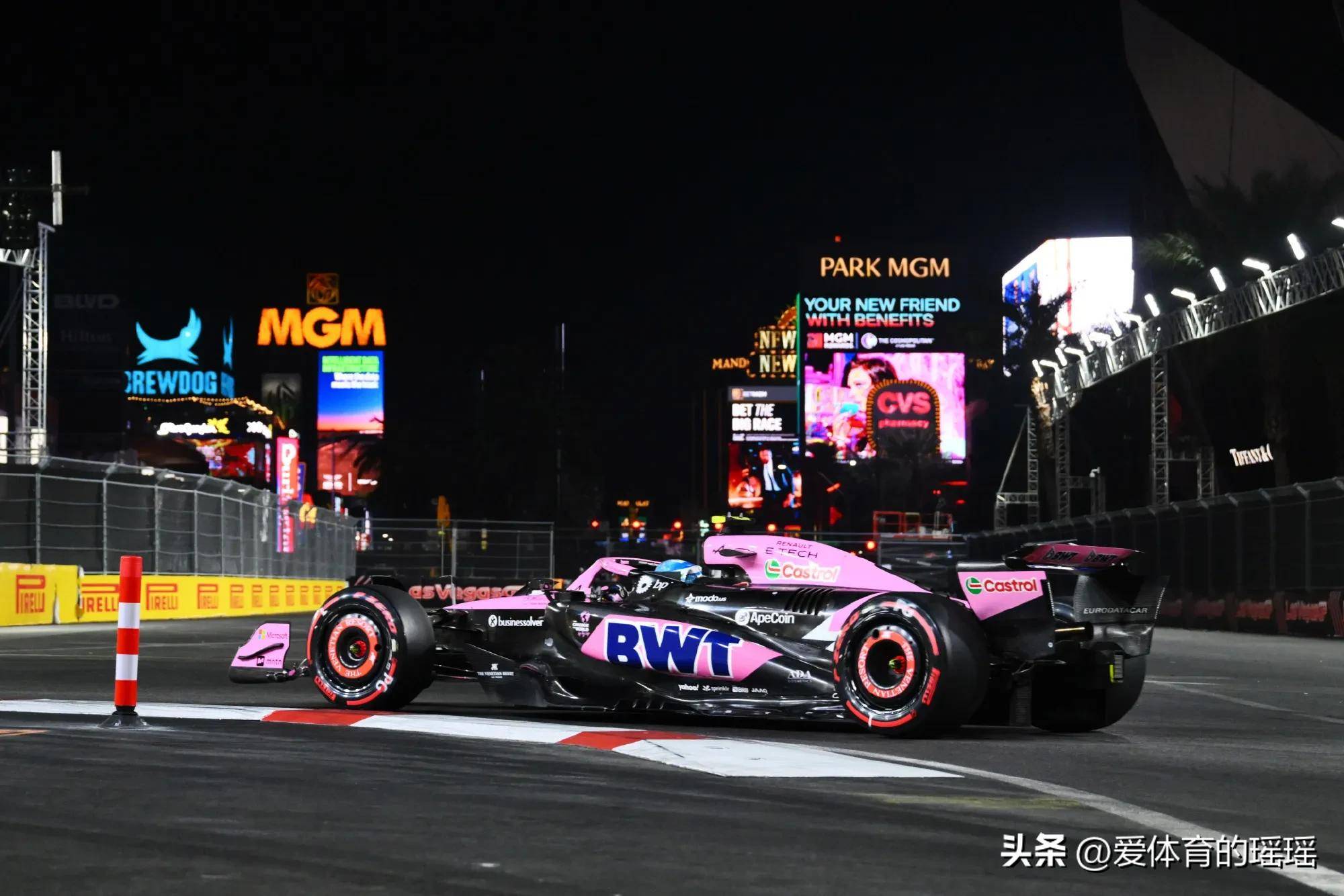 包含迈凯伦逆转阿斯顿马丁，佩雷兹统治全场的词条